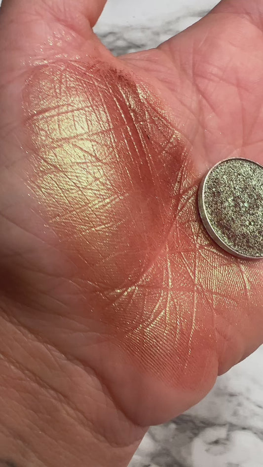 Charismatic Duo Chrome Single Eyeshadow comes with Magnetic pod